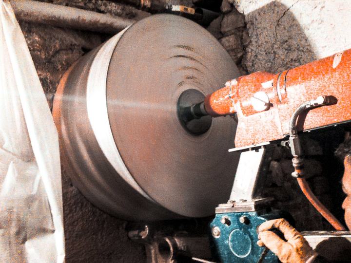 Kernbohrgerät mit großer Bohrkrone – MÄK Bohr